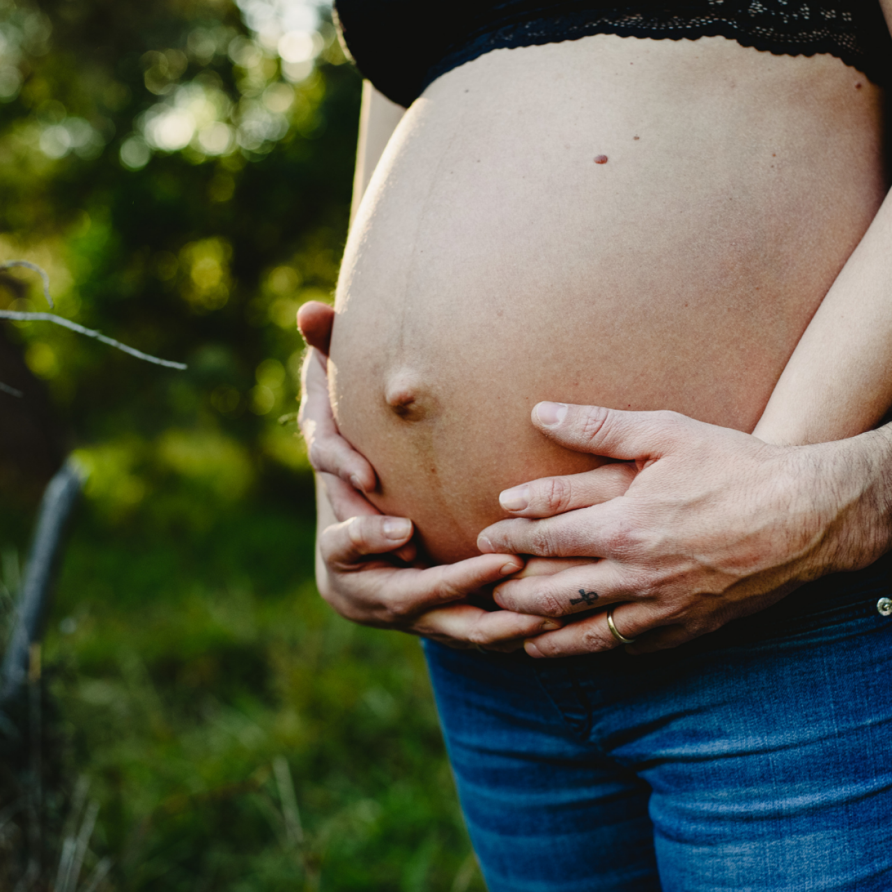 Fødselsforberedelse par gravid MorsKrop.